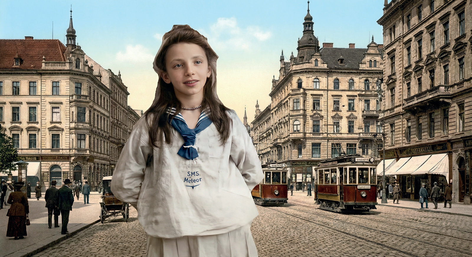 Jeune fille en tenue d'époque dans une ville historique avec tramway