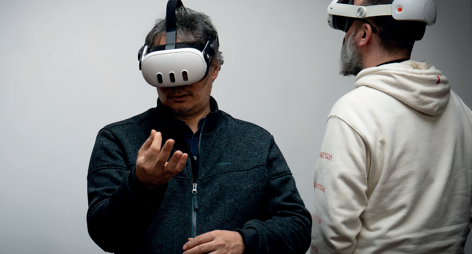 Deux hommes testant des casques de réalité virtuelle en entreprise