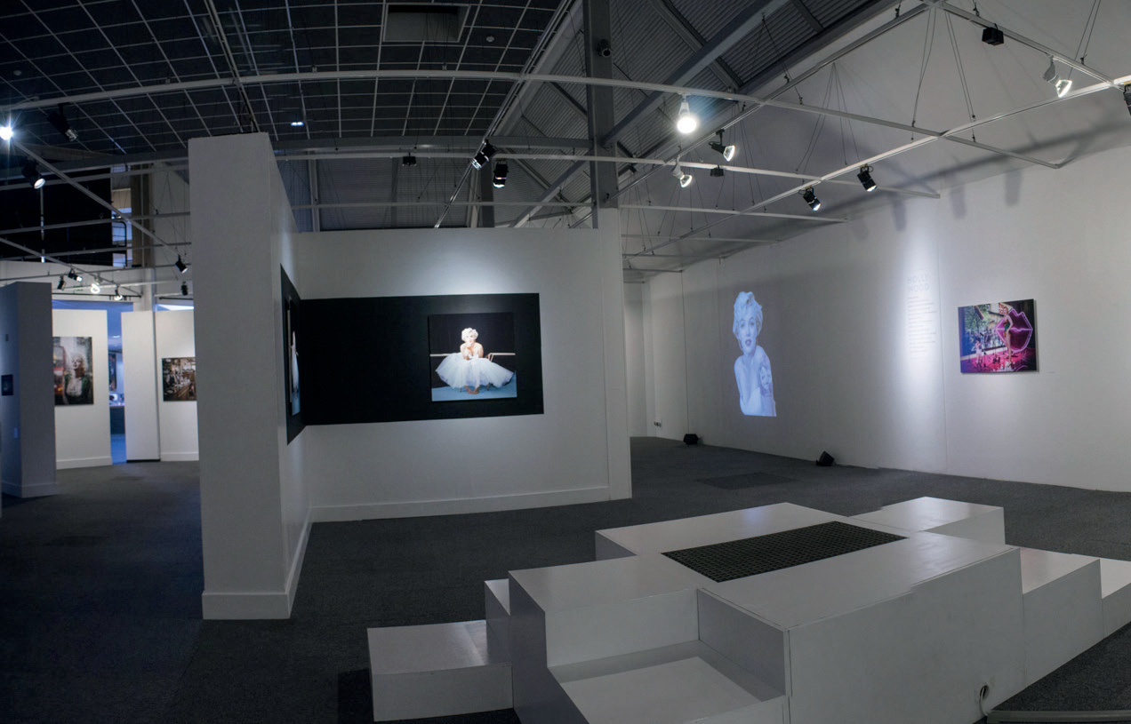 Installation multimédia avec projections sur structures blanches géométriques
