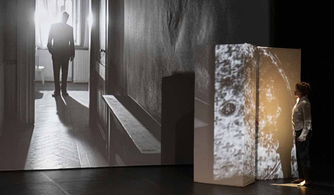 Silhouette d'homme dans couloir, actrice devant projections