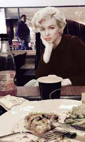 Marilyn Monroe attablée dans un diner américain