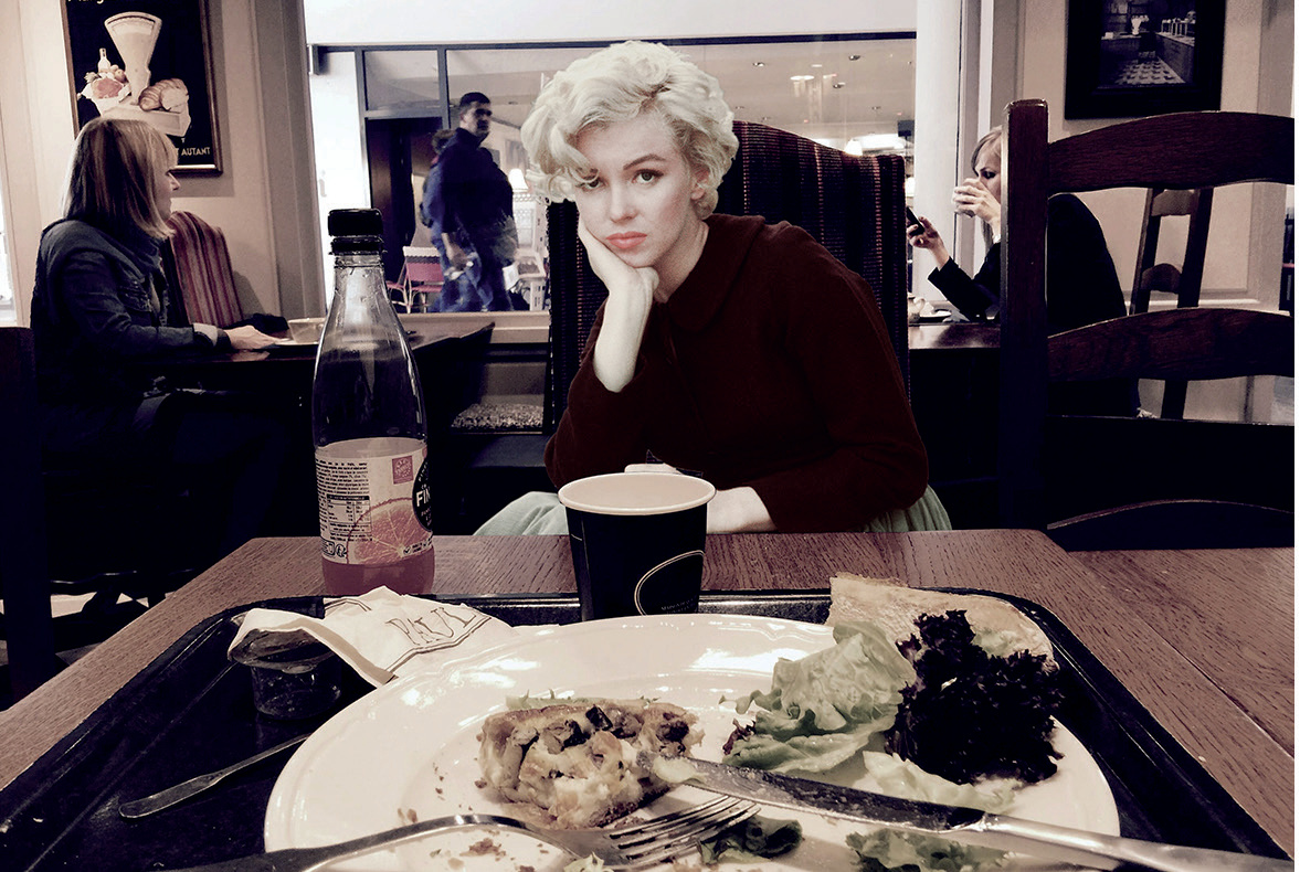 Marilyn Monroe attablée dans un diner, regard pensif