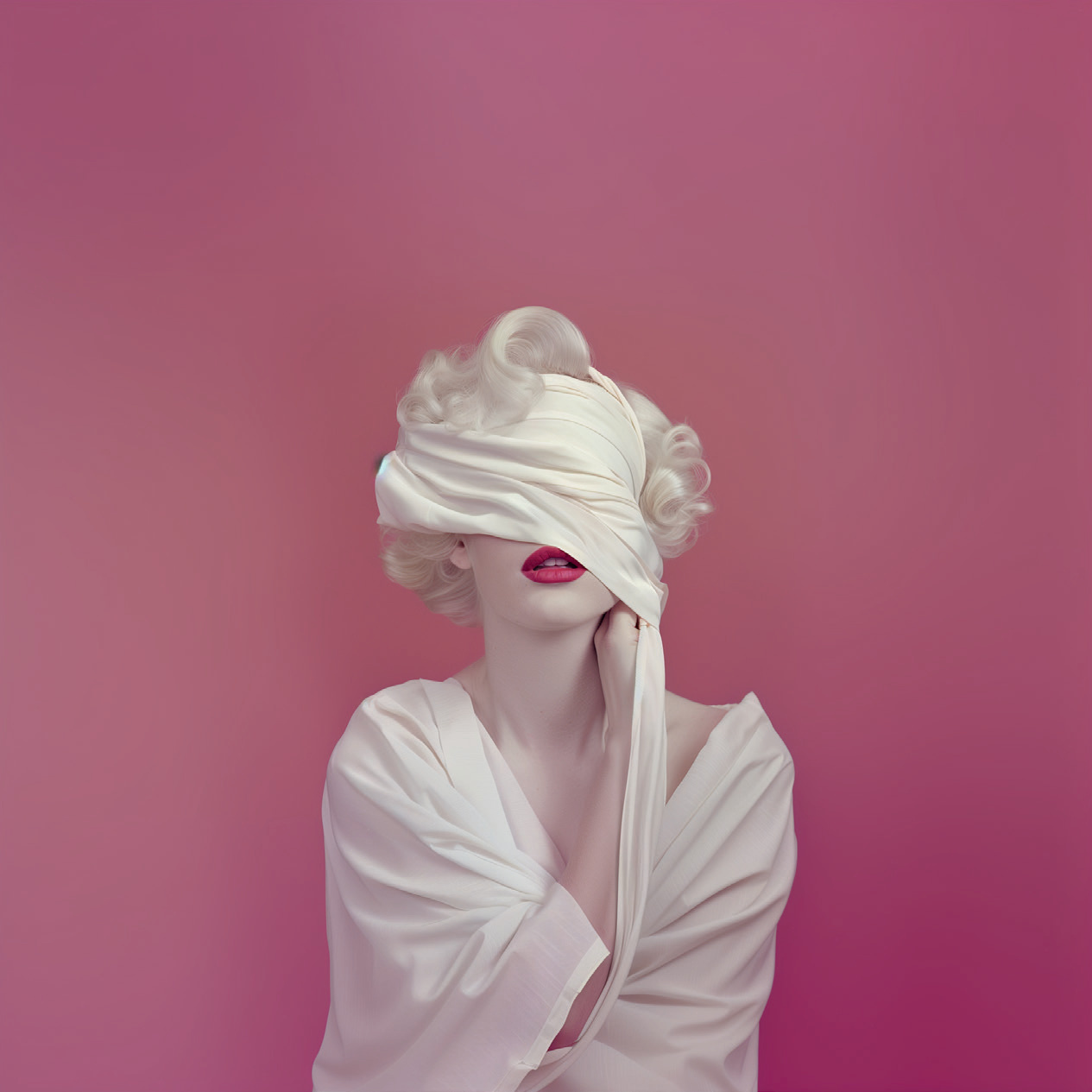 Portrait de Marilyn Monroe sur fond rose, visage voilé de blanc