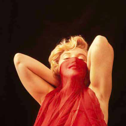 Portrait de Marilyn Monroe sur fond noir, bras levés, éclairage rouge dramatique