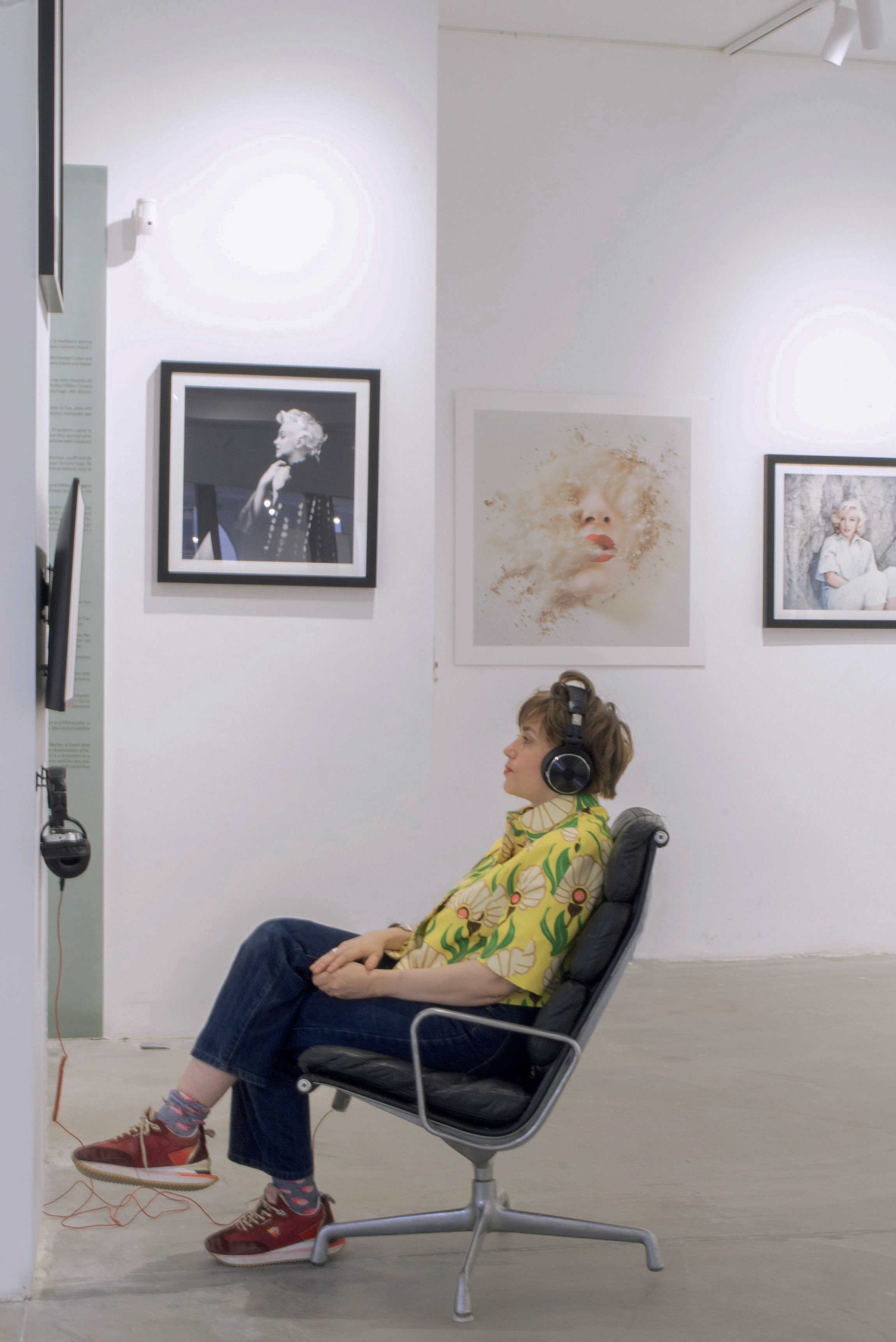 Femme assise avec un casque audio, écoutant un podcast