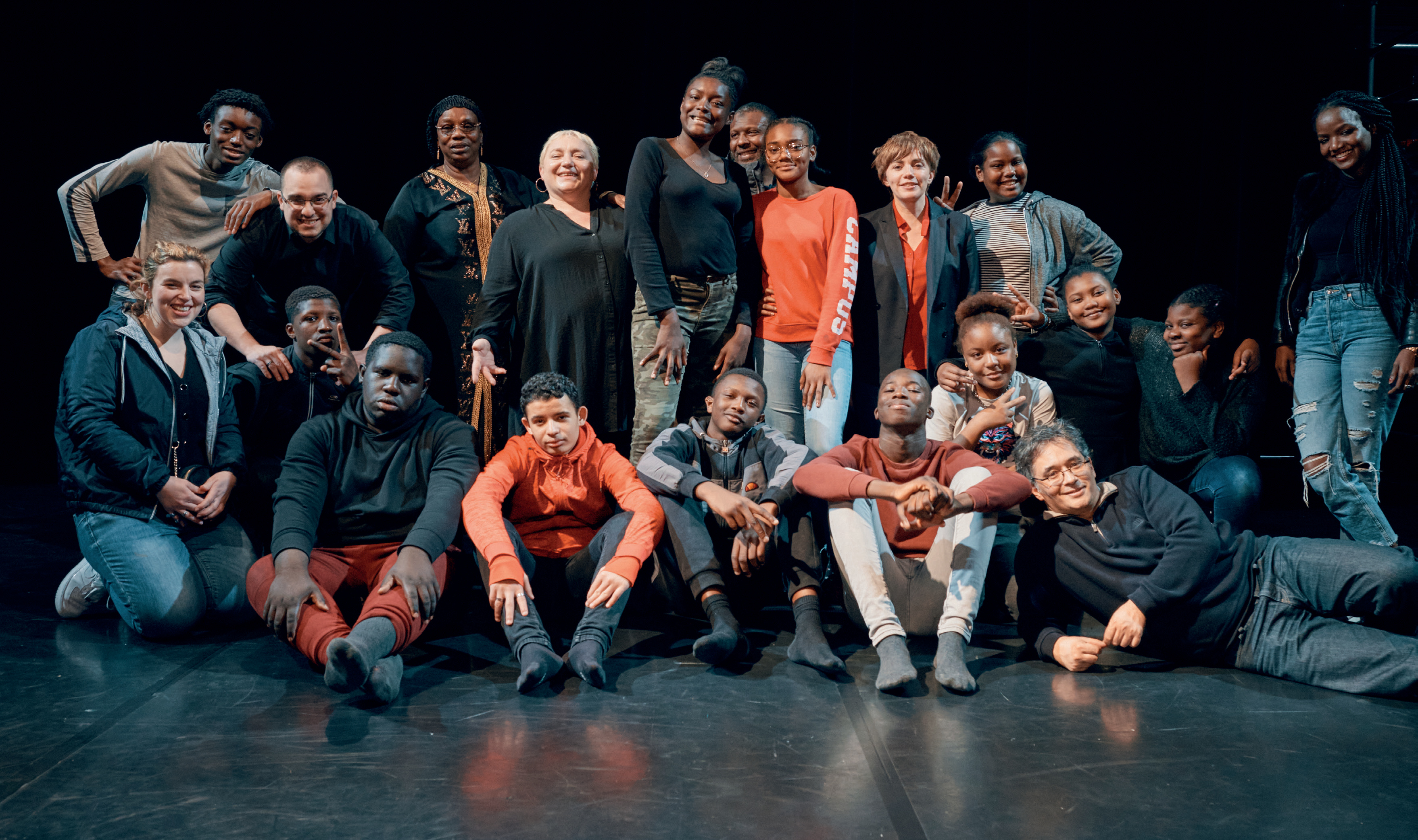 Troupe Voyage autour de moi sur scène, vingtaine d'artistes