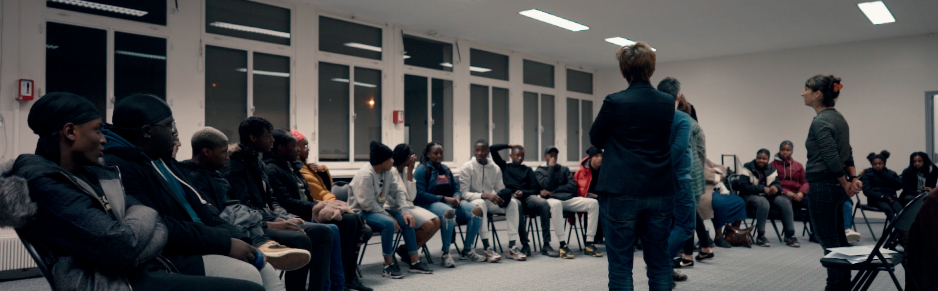 Atelier participatif avec des adolescents assis en cercle