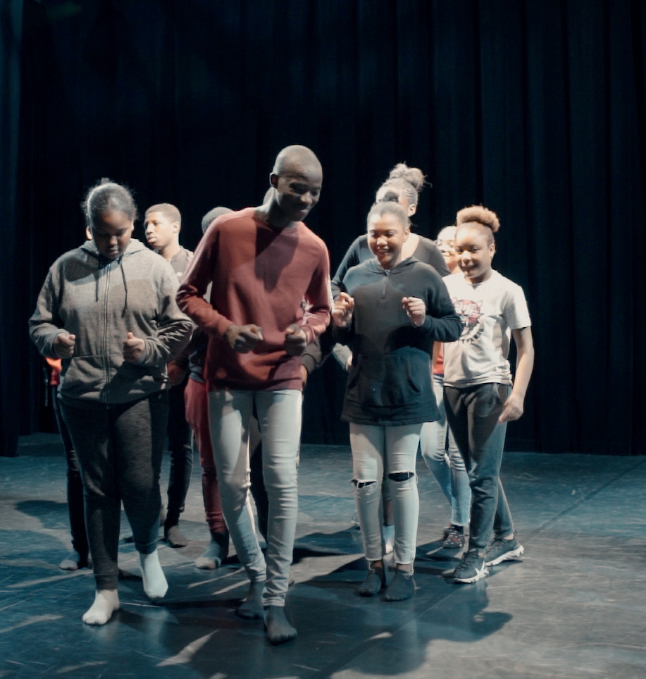 Jeunes artistes sur scène lors de Voyage autour de moi