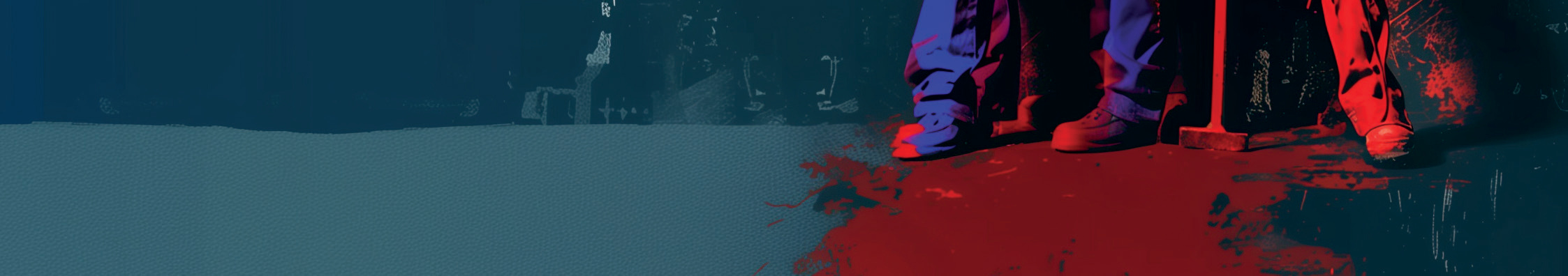 Pieds de femmes en tenues d'époque sur un sol teinté de rouge et bleu