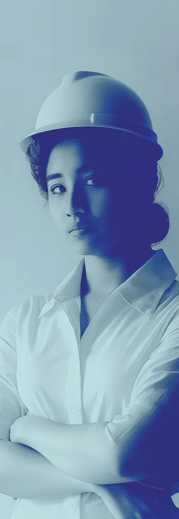 Femme avec casque de chantier, bras croisés, teinte bleue