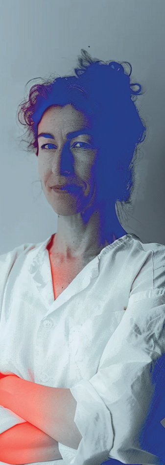 Portrait d'une femme en blouse blanche, bras croisés, teintes bleu et rouge