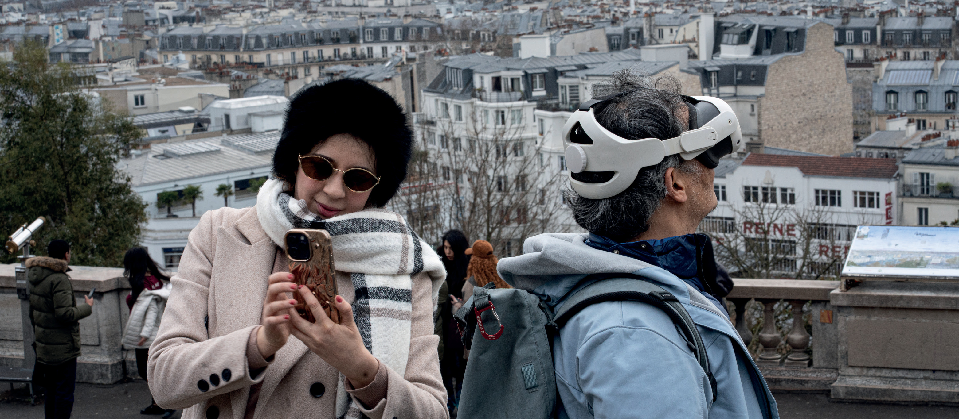 Deux personnes avec casque VR observant Paris depuis une terrasse en hauteur