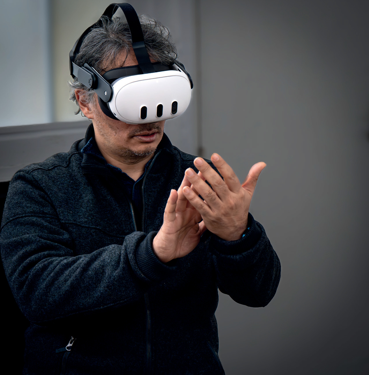 Homme avec casque RM Meta Quest, mains en interaction