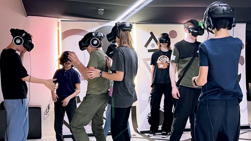 Spectateurs en réalité mixte avec casques VR dans une galerie interactive