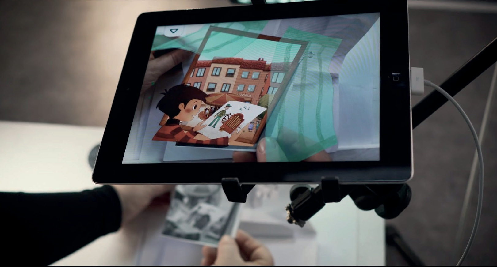 Enfant utilisant une tablette en réalité augmentée pour Dessine-moi le vent