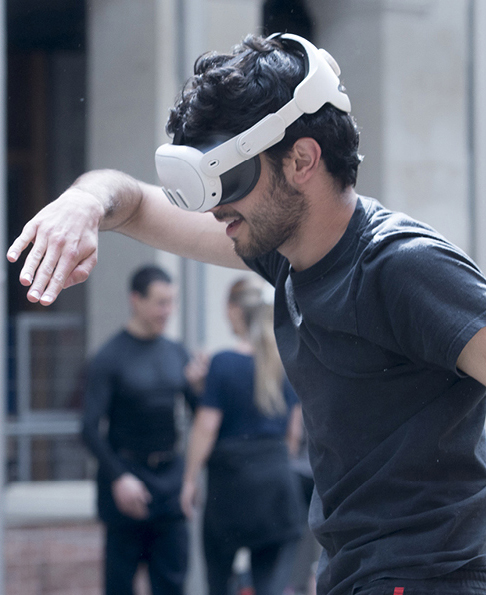 Visuel The Party : interprète en robe rouge dans un dispositif de réalité mixte